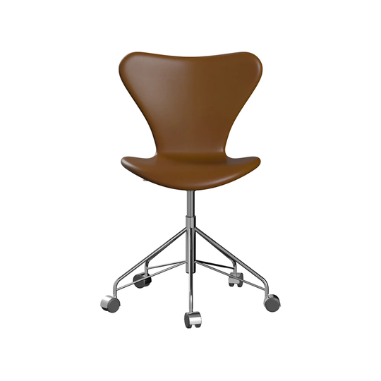Fritz Hansen Sjuan 3117 helklädd kontorsstol läder soft walnut, kromat hjulstativ, soft wheels