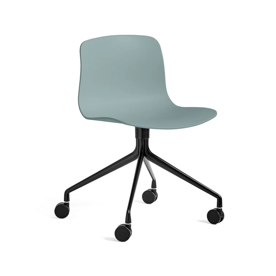HAY About a Chair 14 kontorsstol dusty blue, svart stativ med hjul