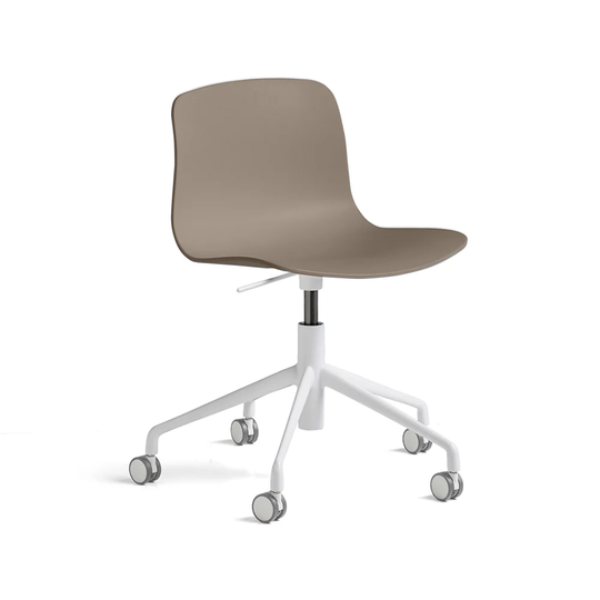 HAY About a Chair 50 kontorsstol khaki, vitt stativ med hjul