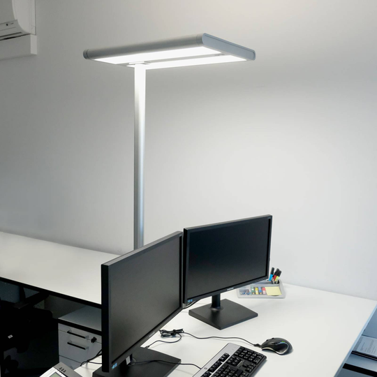 Quirin – LED-golvlampa till kontor, dagsljussensor