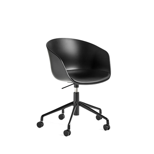 HAY About a Chair 52 kontorsstol, klädd sits läder sierra si1001 black, svart skal och svart stativ med hjul