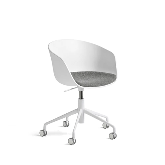 HAY About a Chair 52 kontorsstol, klädd sits tyg hallingdal 116 soft grey, vitt stativ med hjul